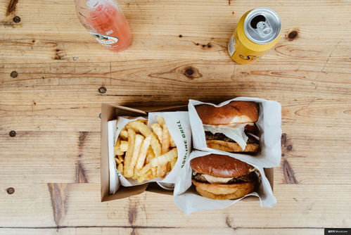 漢堡與薯?xiàng)l 從傳統(tǒng)面包到現(xiàn)代美食攝影的盛宴